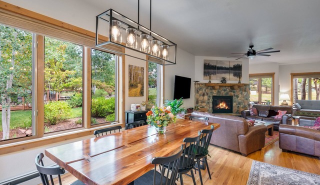 Spacious Home - Steps to Hot Tub - On the Ski Bus Line