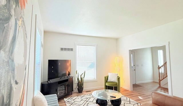 Spacious Home, Vaulted Ceilings, Ample Parking, Near Tacoma Dome/Downtown