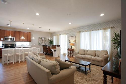 Spacious Home - Veranda Palms w Heated Pool & BBQ