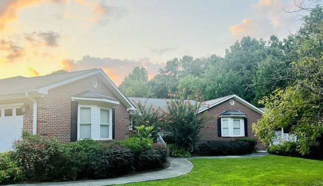 Spacious home w/ 8ft pool just 1.1 miles to 1-75