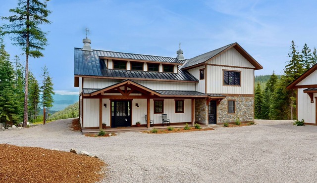 Spacious home w/full kitchen, convenient location & great views - near lake