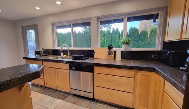 Spacious Home w/ Full Kitchen & Washer Dryer