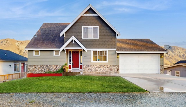 Spacious home w/full kitchen, great location & deck with incredible views