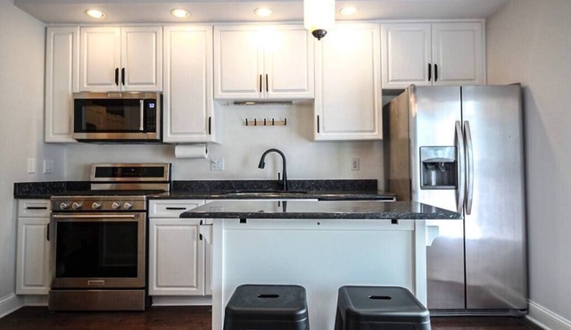 Spacious Home W/ Garage & Patio Hosted By StayRafa