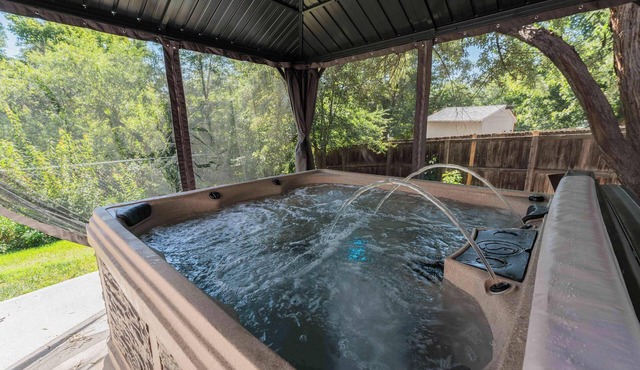 Spacious home w/Game Room, Hot Tub & Sauna!