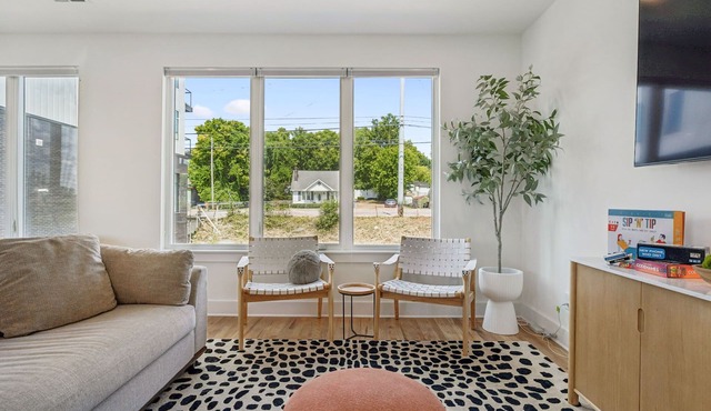 Spacious home w/iconic rooftop view near Broadway