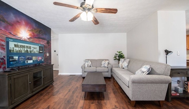 Spacious home w/King Bed, Garage, & Outdoor Space