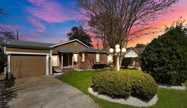 Spacious Home w/King Bed - mid of Kemah and Galveston