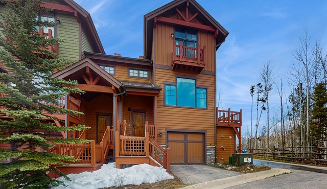 Spacious home w/kitchen, wifi, great views, deck & convenient location