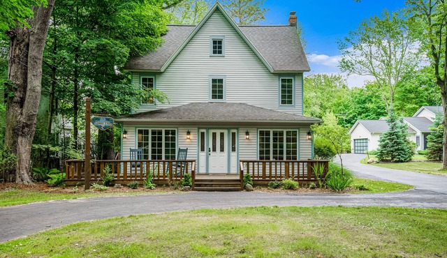 Spacious home w/outdoor firepit & seating Close to Lake Michigan & Oval Beach