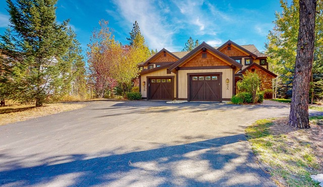 Spacious Home w/outdoor kitchen & fireplace, mountain views