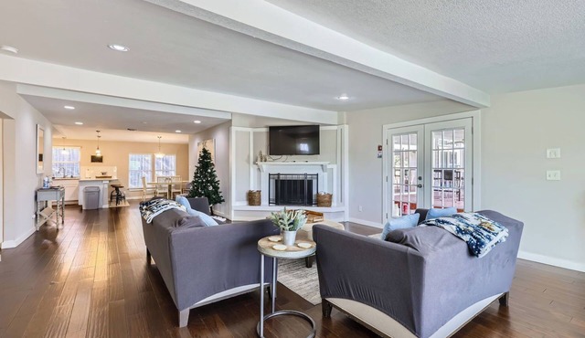 Spacious Home W/Pool + Game Room/Near Riverwalk & Downtown!