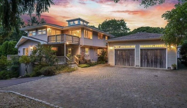 Spacious Home w/Pool & AC, 2 ensuite bedrooms, EV charger, 7-min Walk to Beach