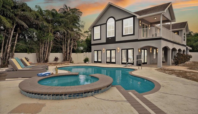 Spacious home w/pool & game room