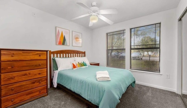 Spacious home w/pool & patio near Lettuce Lake