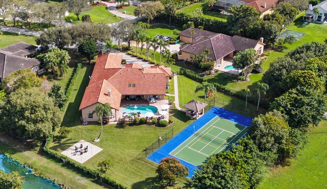 Spacious home w/pool & tennis court