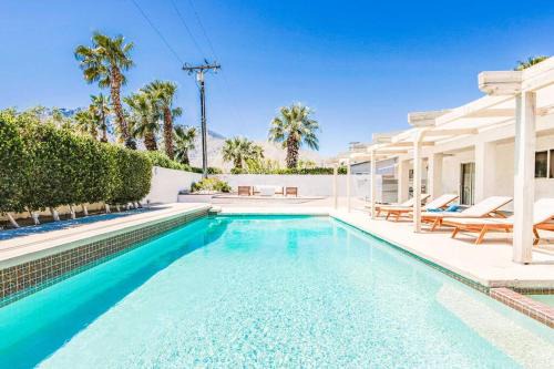 Spacious home w/ pool, fireplace, outdoor deck