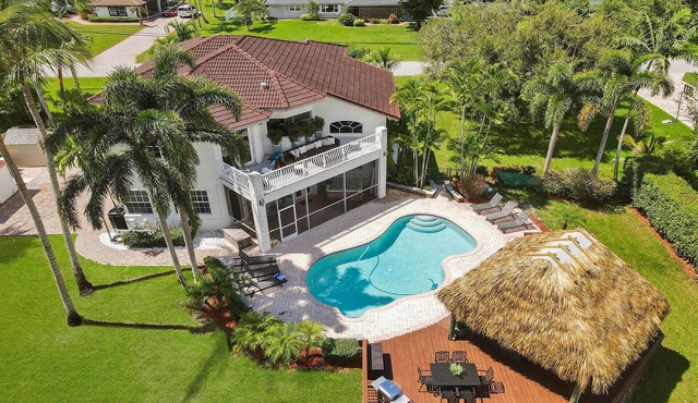 Spacious home w/private pool & game room