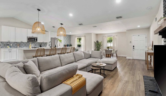 Spacious home w/screened patio & EV charger