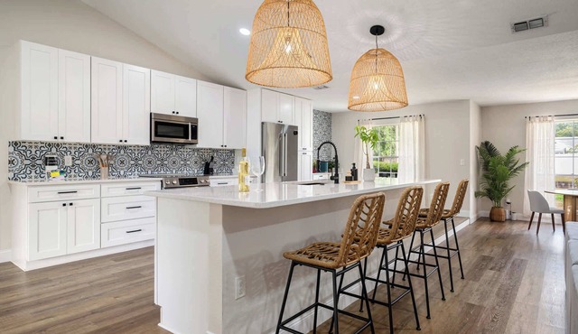 Spacious home w screened patio & EV charger
