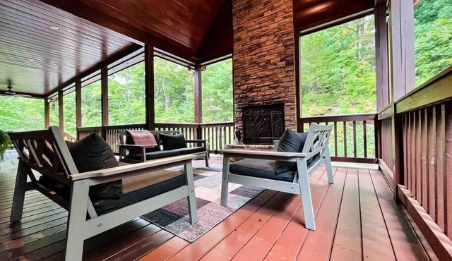 Spacious Home w/Views, Hot Tub & All Paved Access