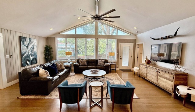 Spacious Home + Walk to SXSW - Kennedy!