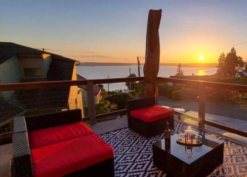 Spacious Home with Amazing Views - 2 mins to beach