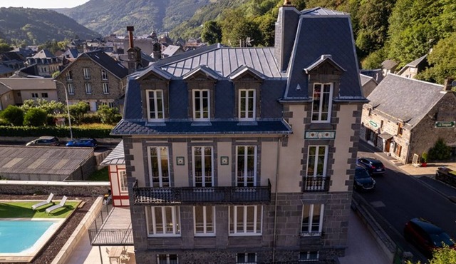 Spacious home with covered pool and parking for 15 guests