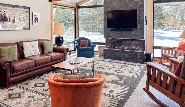 Spacious home with deck, washer/dryer, mountain views & high-speed WiFi