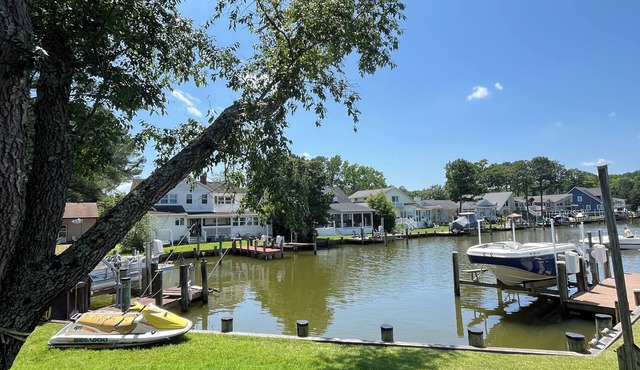 Spacious Home, With Dock, Sleeps 9, Access To Beach Club & Pool