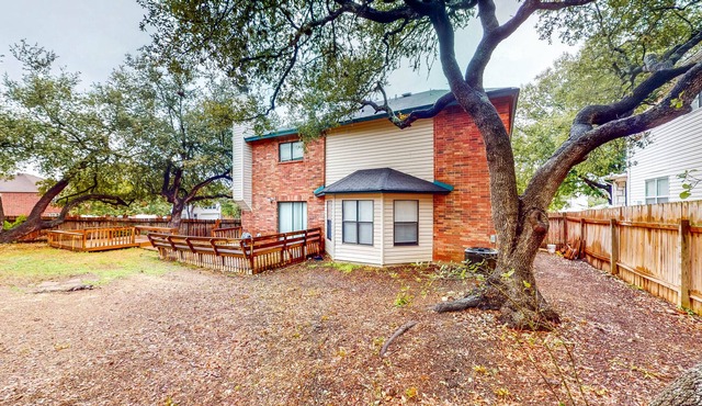 Spacious Home with Fireplace, Full Kitchen & Dog-Friendly Yard