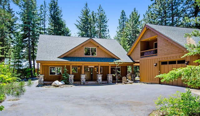 Spacious home with fireplace, firepit, jetted tub & gas grill - close to lake
