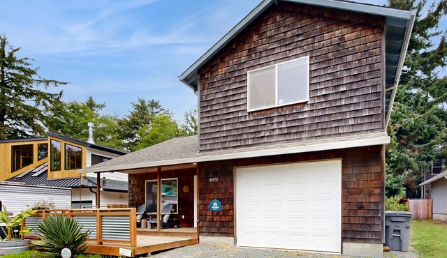 Spacious home with full kitchen, deck & grill - walk to beach & state park