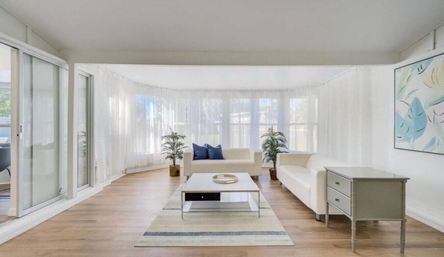 Spacious home With Heated Pool 3 miles from IMG!