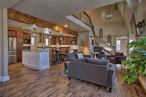 Spacious Home With Hot Tub