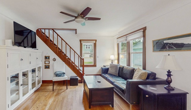 Spacious home with kitchen, wifi, front porch & easy beach access