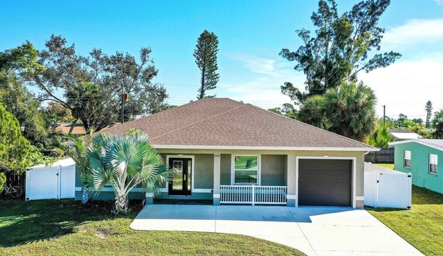 Spacious home with large yard - Perfect for families - Sunny South