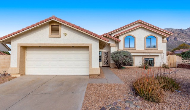 Spacious home with mountain views, grill, central air-conditioning, & free WiFi