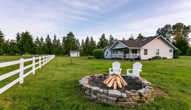 Spacious Home with Pond and Seasonal Mtn View 12 min to Bellingham
