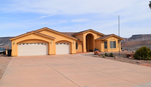 Spacious home with panoramic views of Zion National Park! Come & visit!
