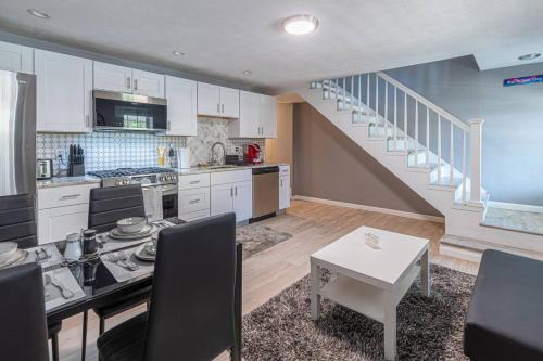 Spacious Home with Porch Sleeps 6 Near Pitt and UPMC