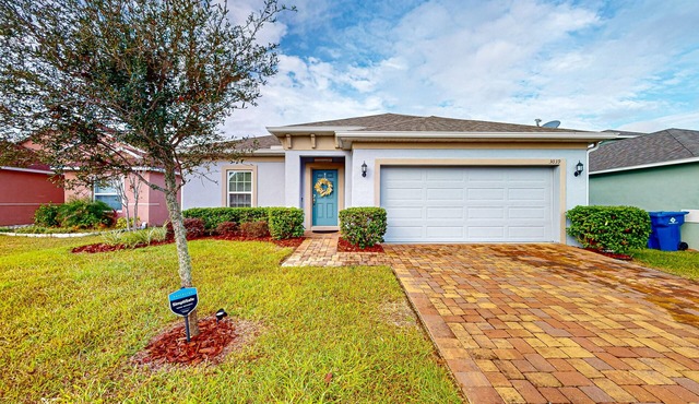 Spacious home with private washer/dryer, WiFi, enclosed yard, and gas grill