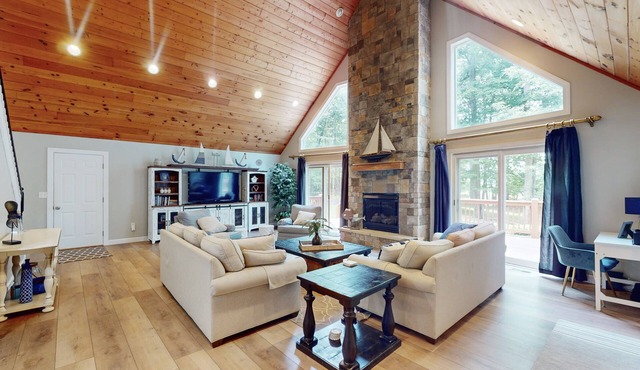 Spacious home with private hot tub, firepit, shared pool, free WIFI