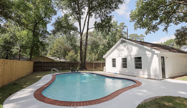 Spacious home with private pool-minutes from The Woodlands TX