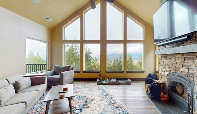 Spacious home with private hot tub, full kitchen & incredible views