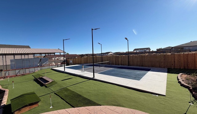 Spacious Home with private pickleball court, close to all Lake Powell activities