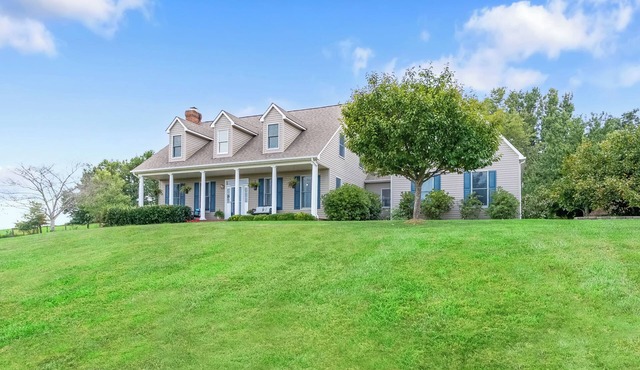 Spacious home with serene views, outdoor lounge, fire pit, and hammock, just minutes to downtown