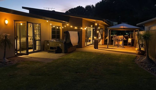 Spacious Home with Spa Sleeps - 12 in Ōhope. 2min walk to Harbour, 5min to Beach