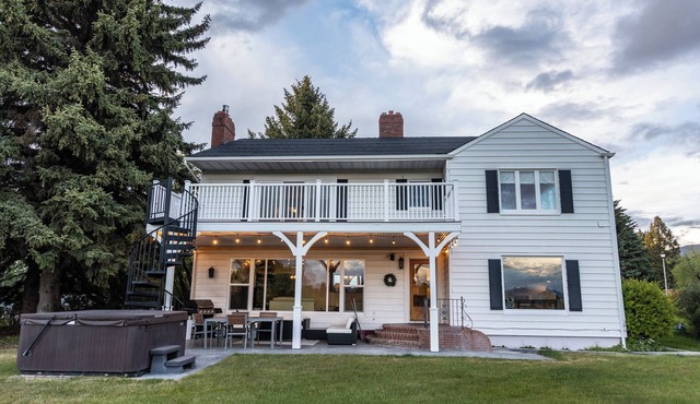 Spacious Home with Stunning Mountain and Golf Course View’s!