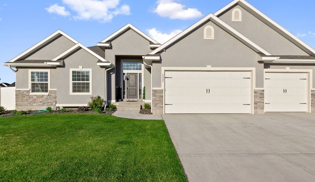 Spacious Home with swim spa and games sleeps 27